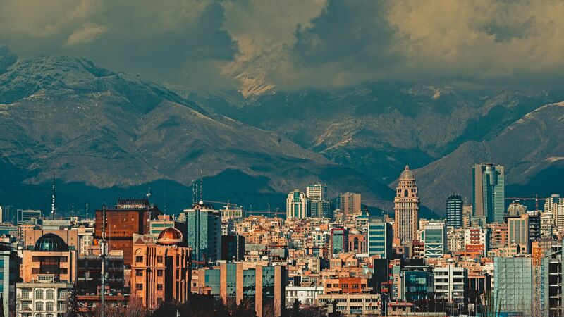 نمای شهر تهران با ساختمان‌های مسکونی و رشته‌کوه البرز در پس‌زمینه